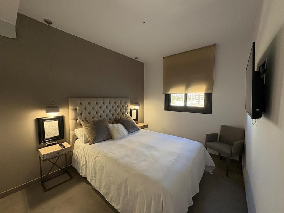 Bed, TV and multimedia, Photo of the whole room, Bedroom