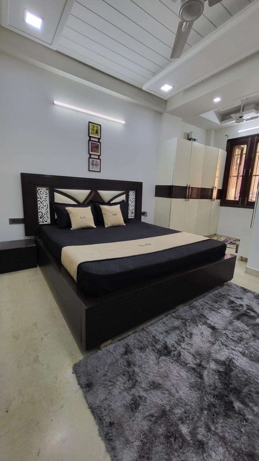 Bed, Seating area
