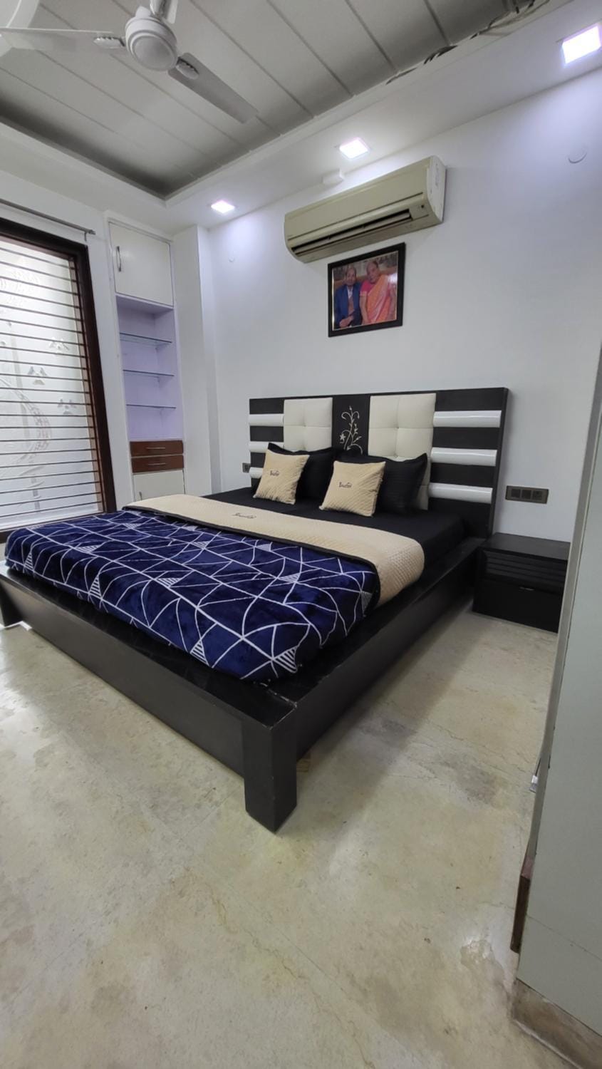 Bed, Seating area, Bedroom