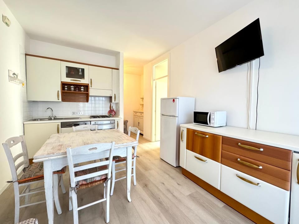 Kitchen or kitchenette, Living room, Dining area