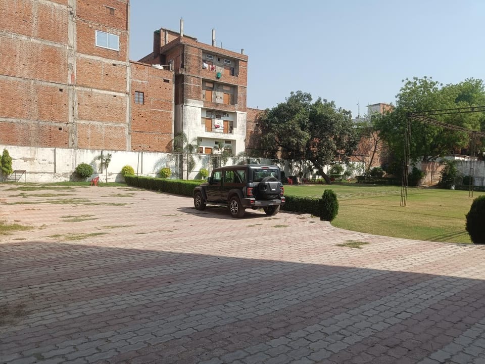 JBS palace and lounge Apartment in Varanasi