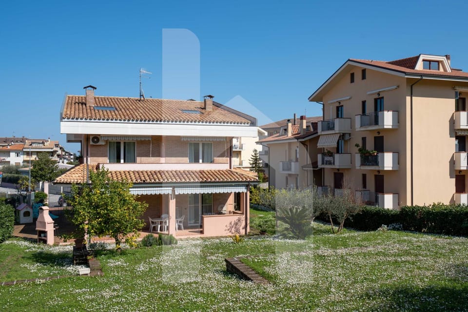 Property building, Spring, Day, Garden, Garden view