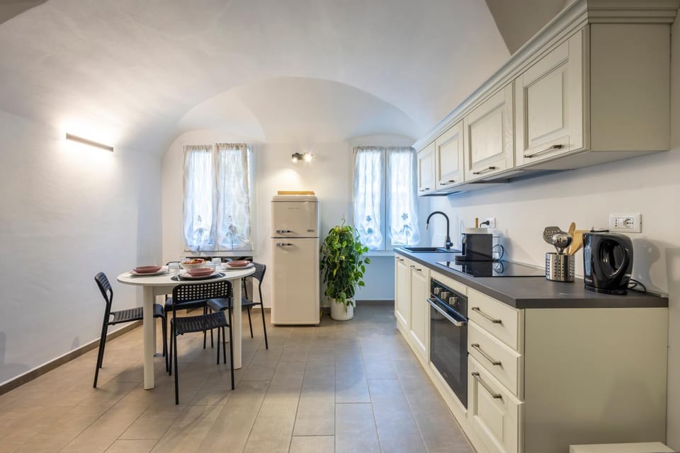 TV and multimedia, Coffee/tea facilities, Kitchen or kitchenette, Living room, Seating area, Dining area, dishwasher, oven, pet friendly, stove, air conditioner