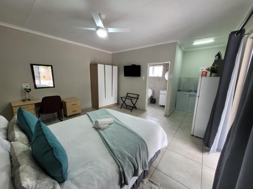Bed, TV and multimedia, Kitchen or kitchenette, Photo of the whole room, Bedroom