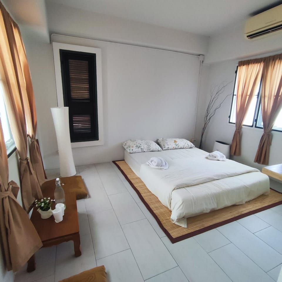 Bed, Photo of the whole room, Bedroom, towels