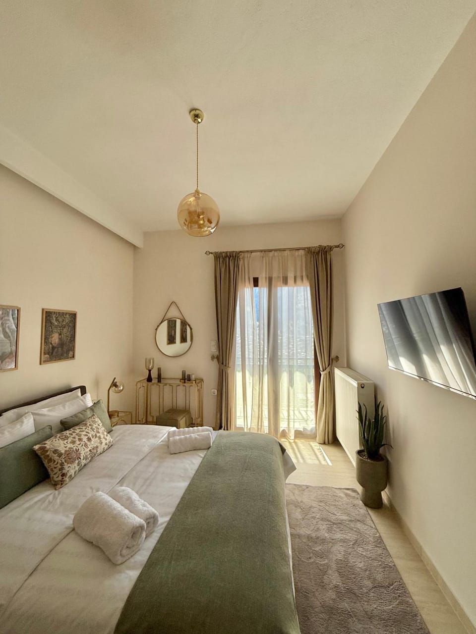 Bed, TV and multimedia, Photo of the whole room, Bedroom