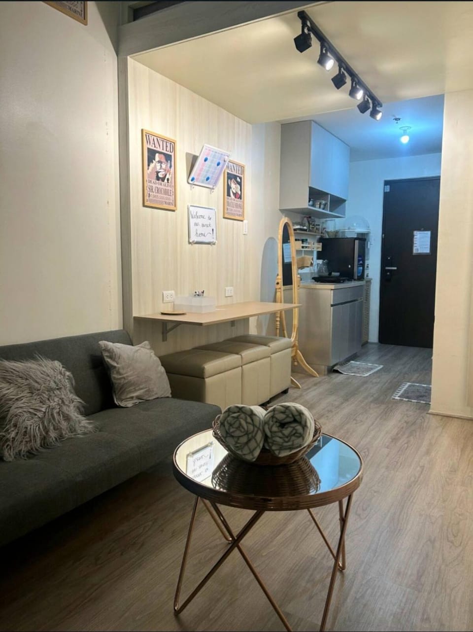 Kitchen or kitchenette, Living room, Seating area, Dining area, stove