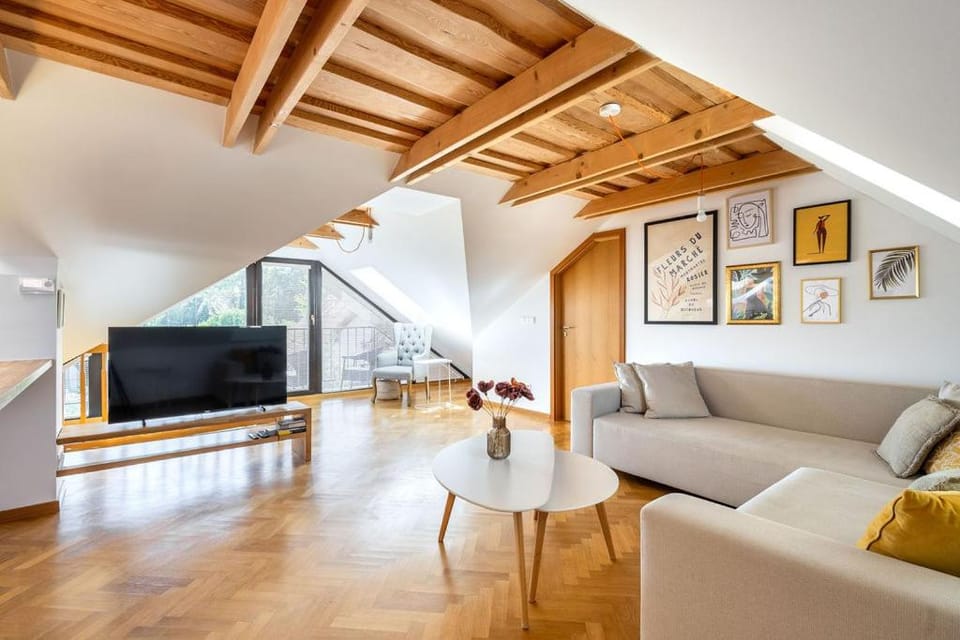 TV and multimedia, Living room, Seating area, Evening entertainment