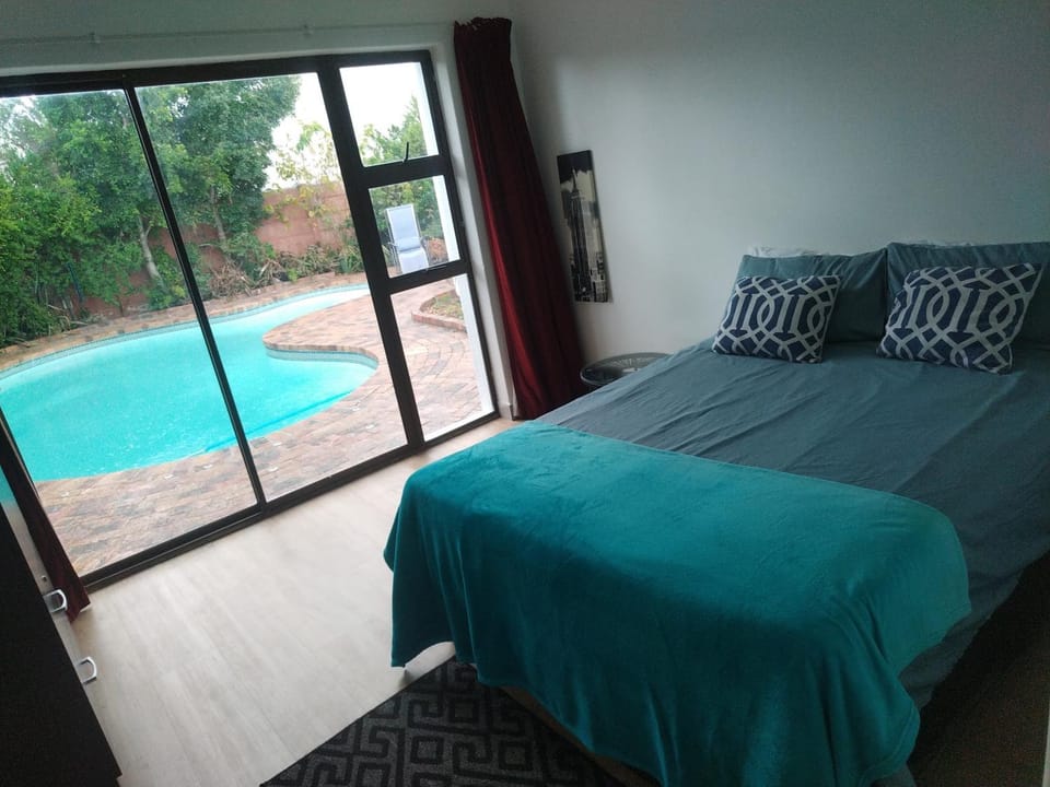Bed, Bedroom, Swimming pool