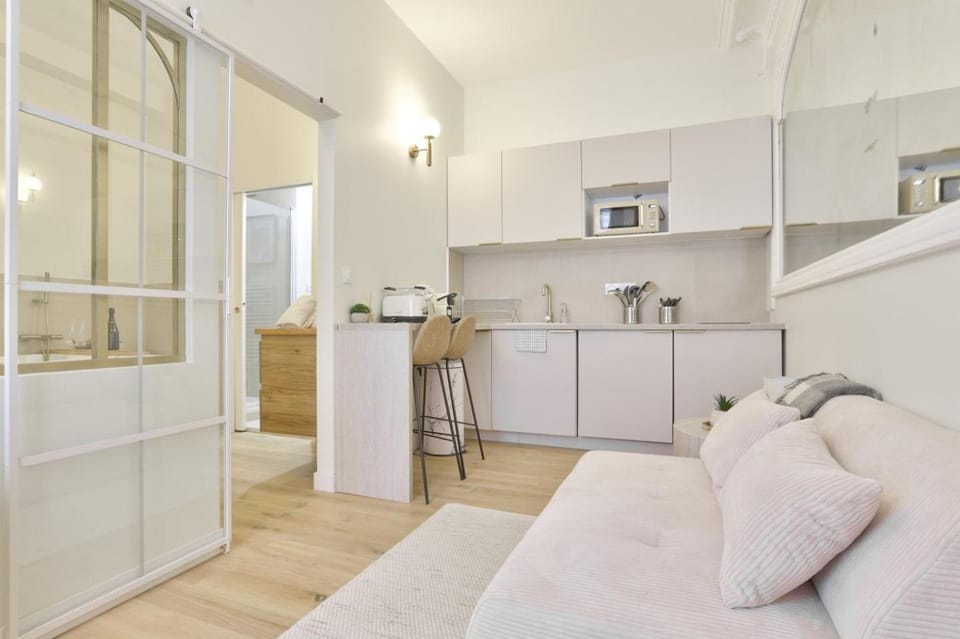 Luxury Suite Spa Bath & Cinema Screen- Bordeaux Apartment in Bordeaux