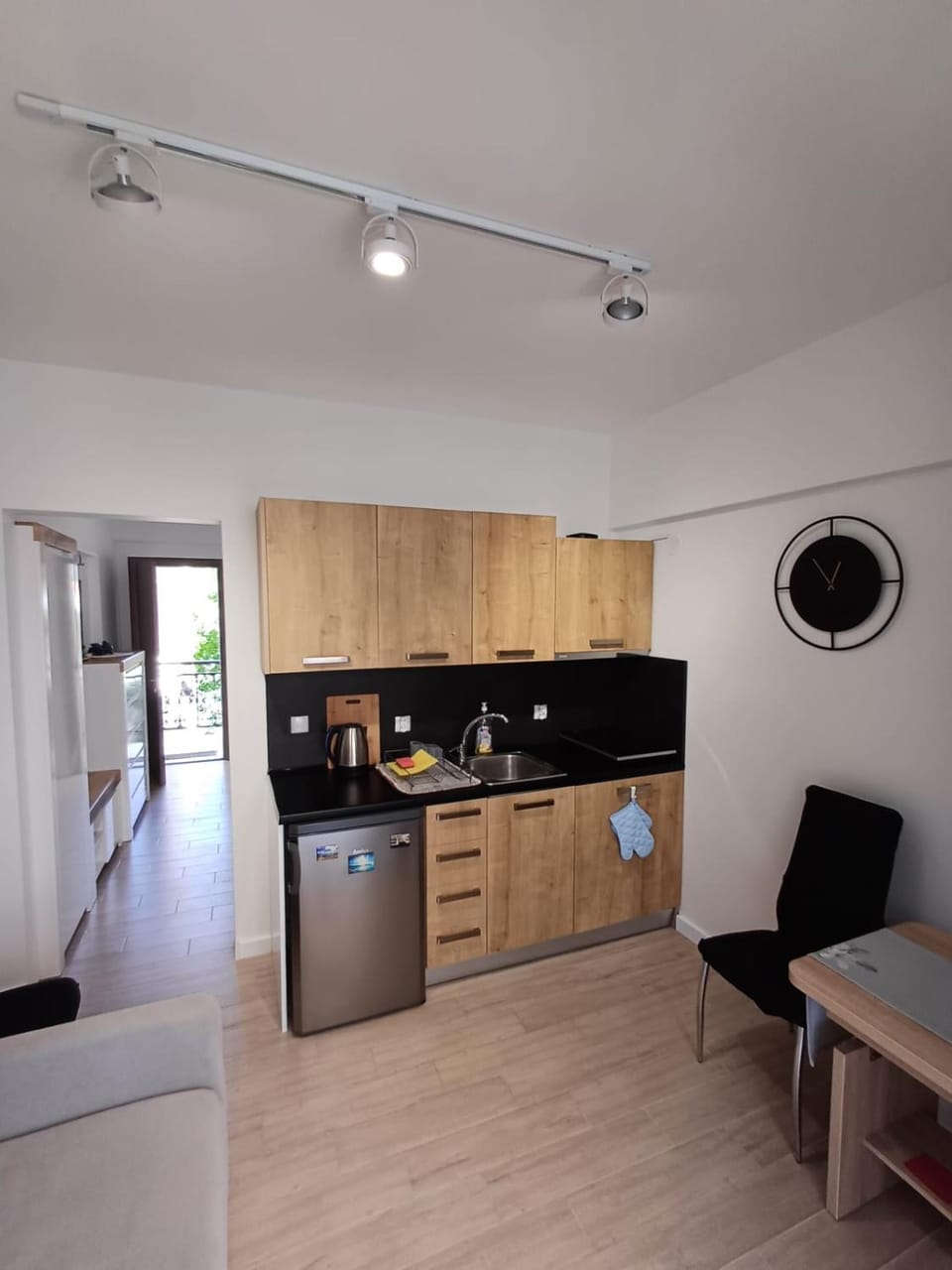 Kitchen or kitchenette, stove, washing machine