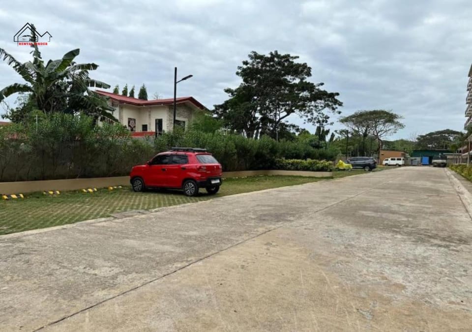 Day, Neighbourhood, Natural landscape, Street view, Location, Parking