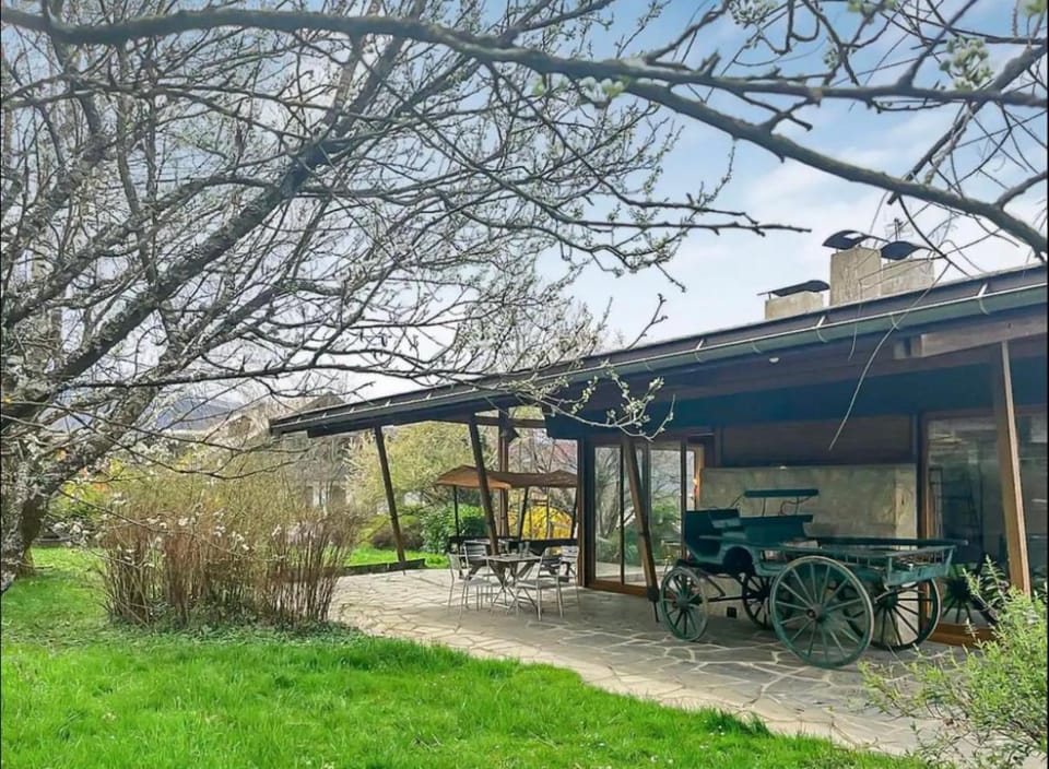 La maison du bonheur à Talloires Chalet in Menthon-Saint-Bernard