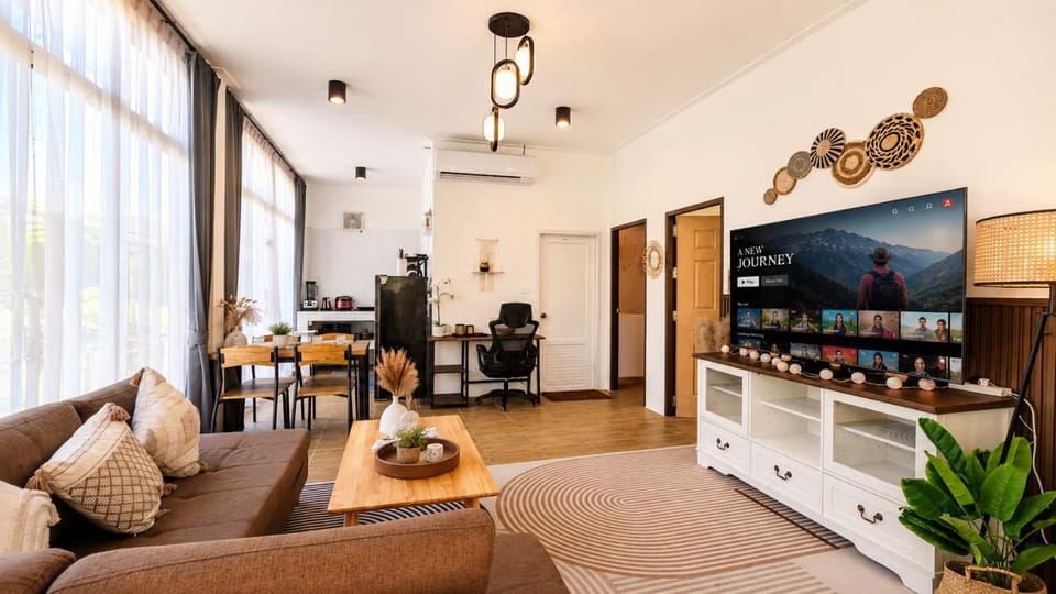 Communal lounge/ TV room, TV and multimedia, Kitchen or kitchenette, Living room, Seating area, Dining area