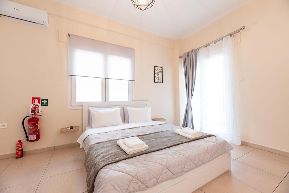 Bed, Photo of the whole room, Bedroom, internet, towels, air conditioner