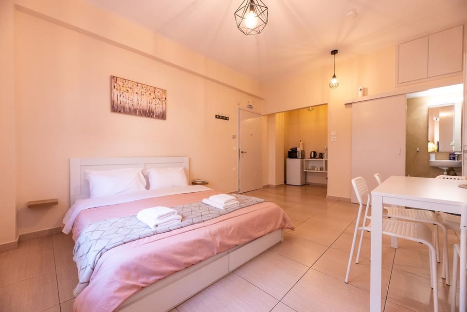 Bed, Dining area, Bedroom, minibar