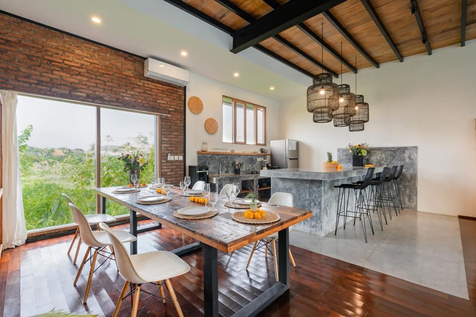 Kitchen or kitchenette, Food and drinks, Seating area, Dining area