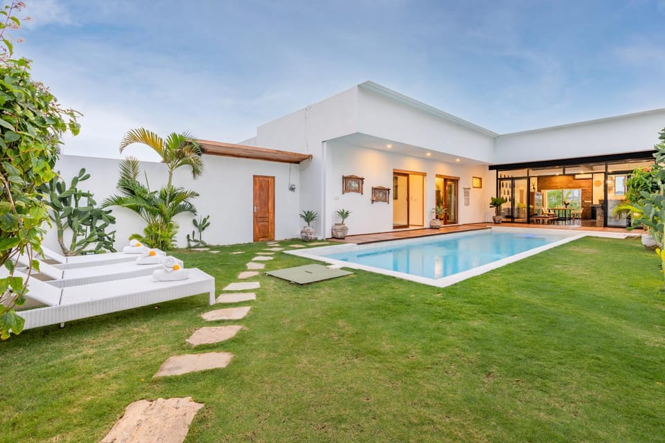 Property building, Garden, Garden view, Swimming pool, sunbed
