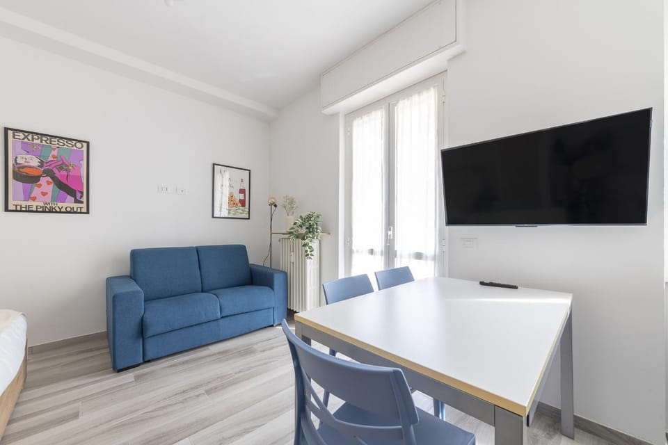Communal lounge/ TV room, TV and multimedia, Living room, Seating area, Dining area, Evening entertainment