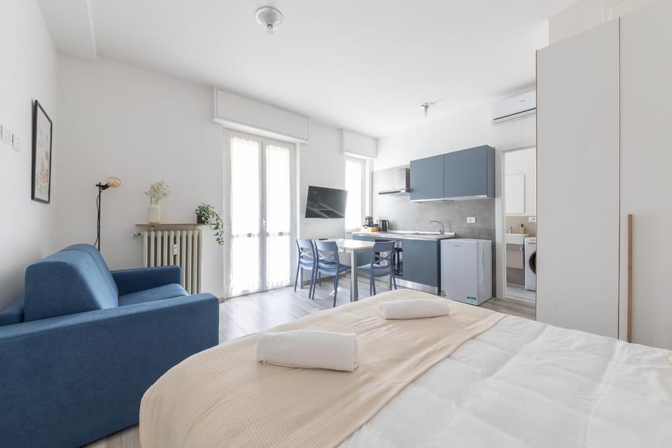 Bed, TV and multimedia, Kitchen or kitchenette, Living room, Photo of the whole room, Seating area, Dining area, Bedroom