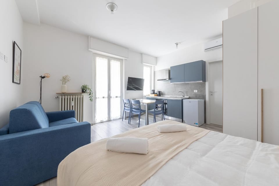 Bed, TV and multimedia, Kitchen or kitchenette, Living room, Photo of the whole room, Seating area, Dining area, Bedroom, oven