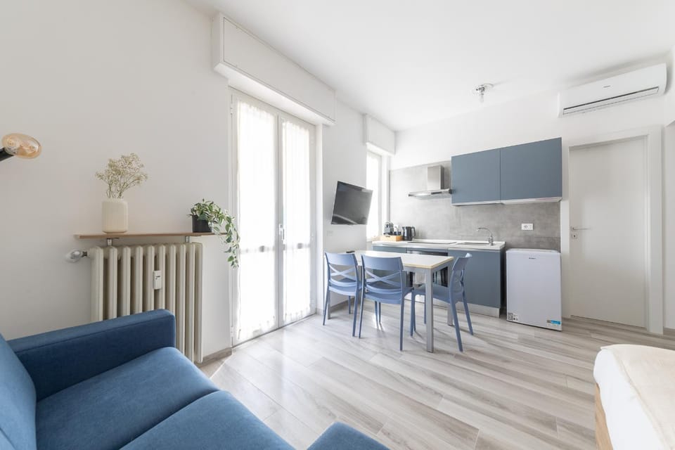 TV and multimedia, Kitchen or kitchenette, Living room, Seating area, Dining area, oven, stove, air conditioner