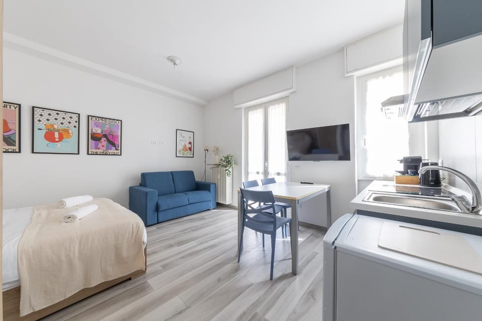 Communal lounge/ TV room, Bed, TV and multimedia, Kitchen or kitchenette, Living room, Photo of the whole room, Seating area, Dining area, Evening entertainment, Bedroom