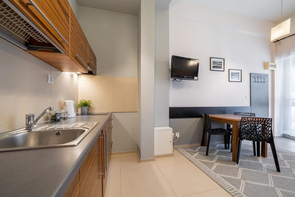 TV and multimedia, Kitchen or kitchenette, Dining area, oven, stove