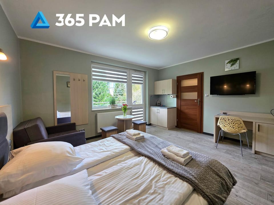 Bed, TV and multimedia, Photo of the whole room, Bedroom, towels