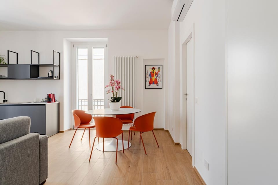 TV and multimedia, Kitchen or kitchenette, Living room, Seating area, Dining area