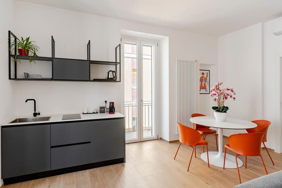 Kitchen or kitchenette, Dining area, stove