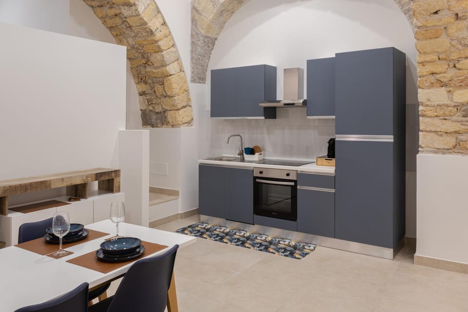 Kitchen or kitchenette, Dining area, minibar, oven, stove