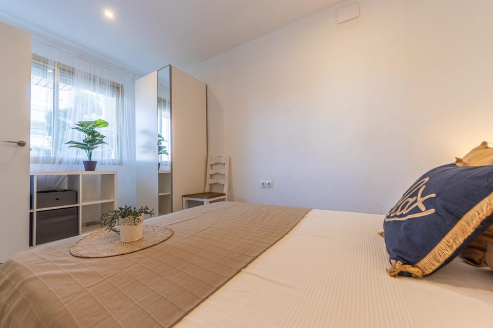 Photo of the whole room, Bedroom