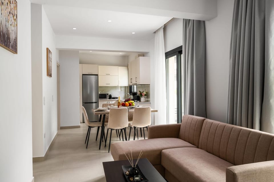 TV and multimedia, Kitchen or kitchenette, Living room, Seating area, Dining area