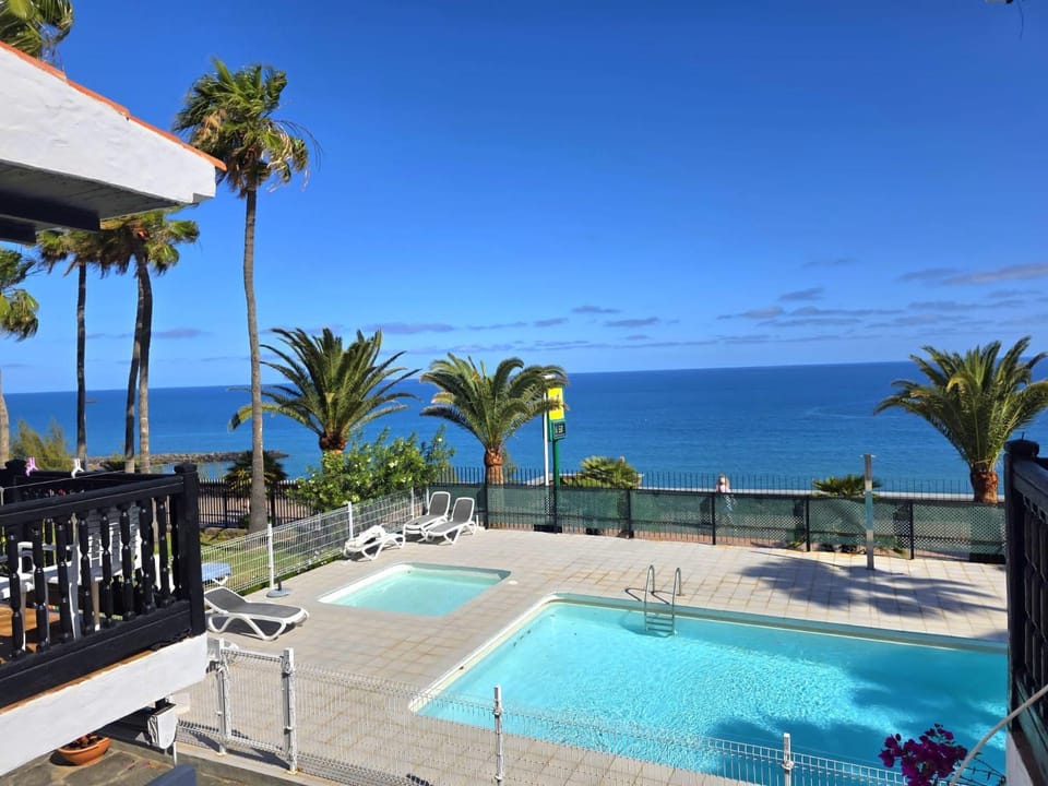 Pool view, Sea view