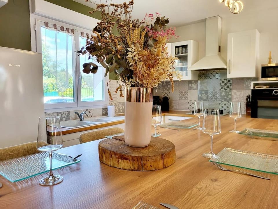 Kitchen or kitchenette, Dining area, stove