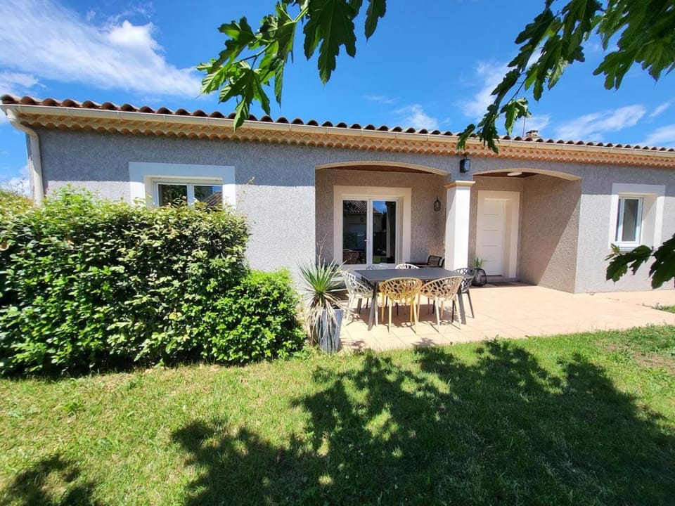 Patio, Day, Garden, Dining area