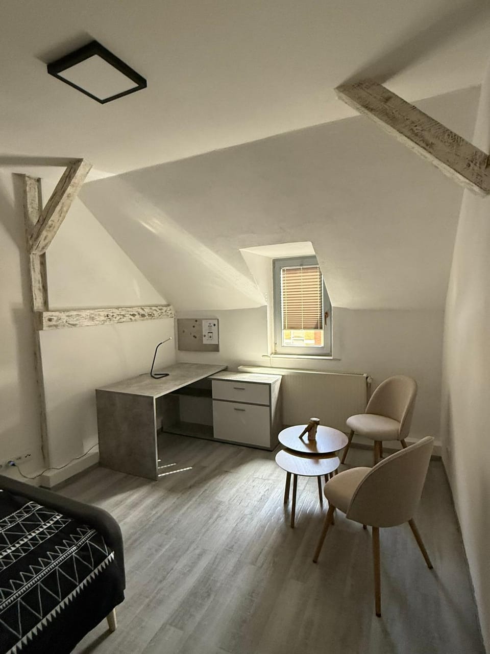 Photo of the whole room, Seating area