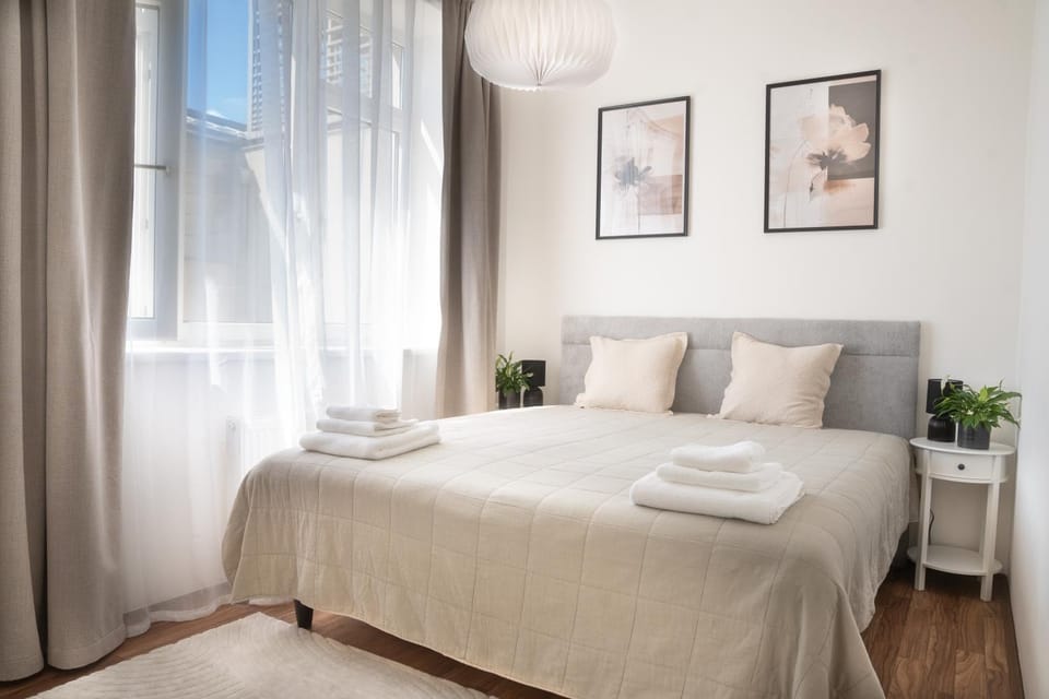 Bed, Photo of the whole room, Bedroom, towels