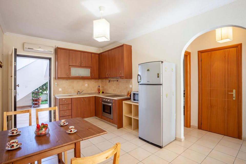 Kitchen or kitchenette, Dining area, oven, stove