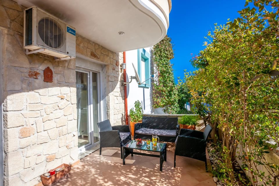Property building, Day, Garden, View (from property/room), Balcony/Terrace, Living room, Dining area