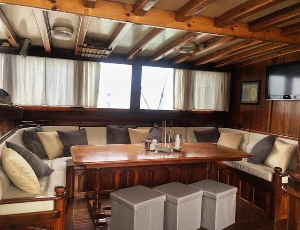 Communal lounge/ TV room, TV and multimedia, Living room, Seating area