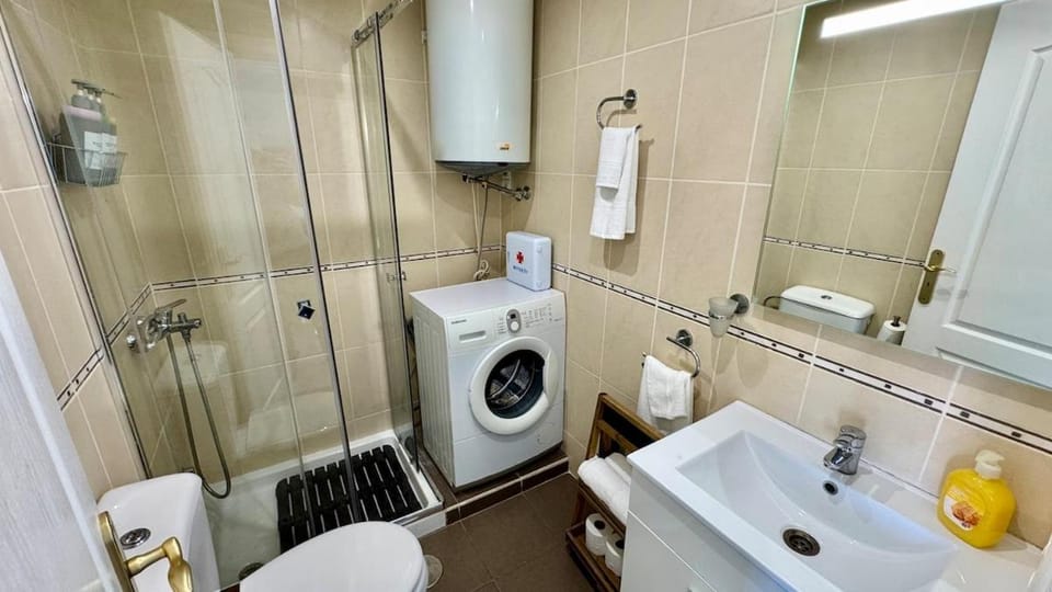 Shower, Toilet, Bathroom, towels, washing machine
