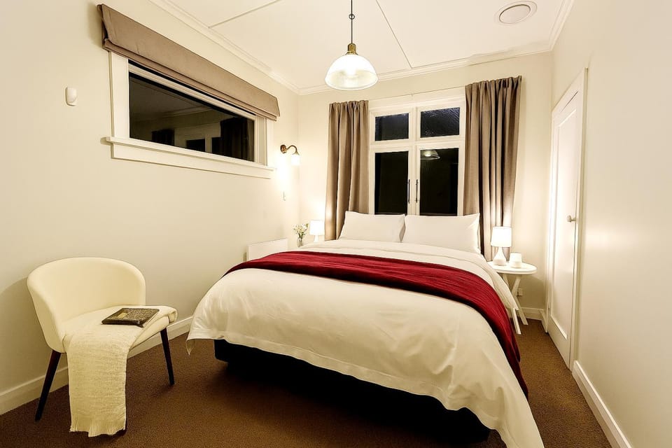 Skyline City - Entire Character Apartment - Views, Parking and Netflix Apartment in Wellington