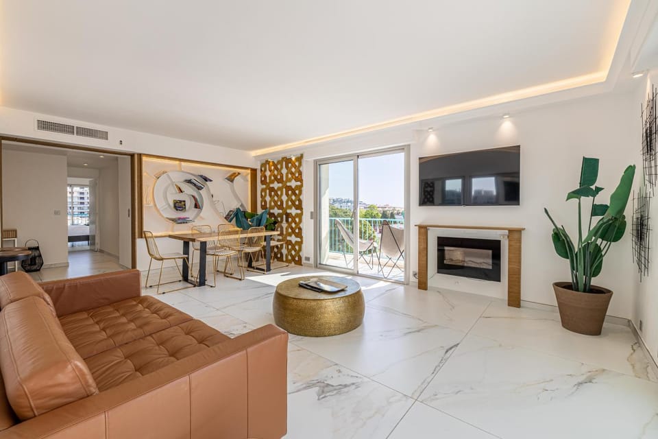 Communal lounge/ TV room, TV and multimedia, Living room, Seating area, Evening entertainment, flat iron