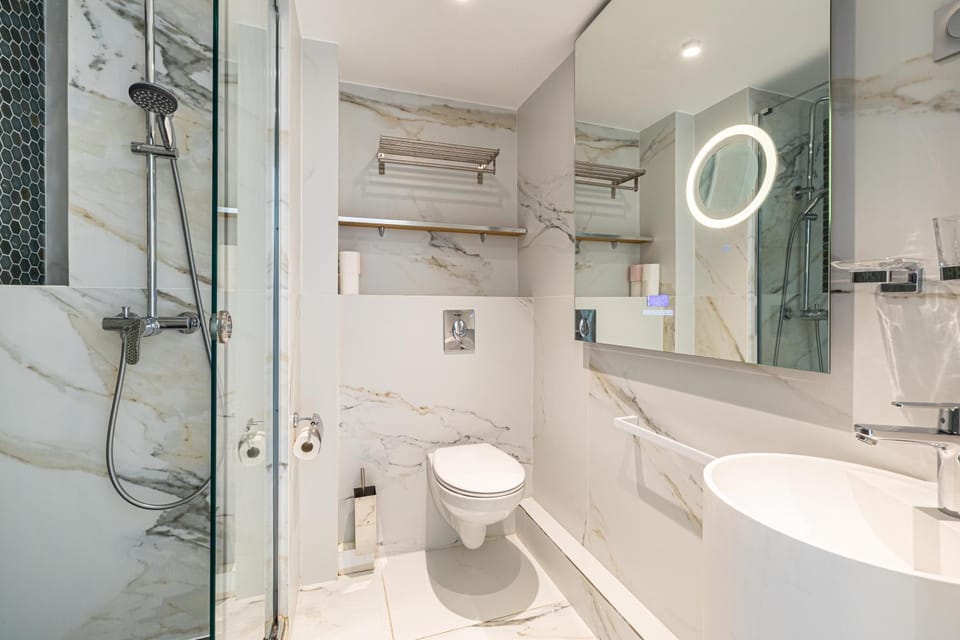 Shower, Toilet, Bathroom, Bath, bidet, towels