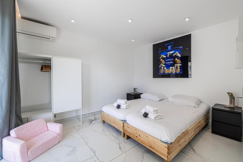 Bed, TV and multimedia, Photo of the whole room, Bedroom, towels, air conditioner