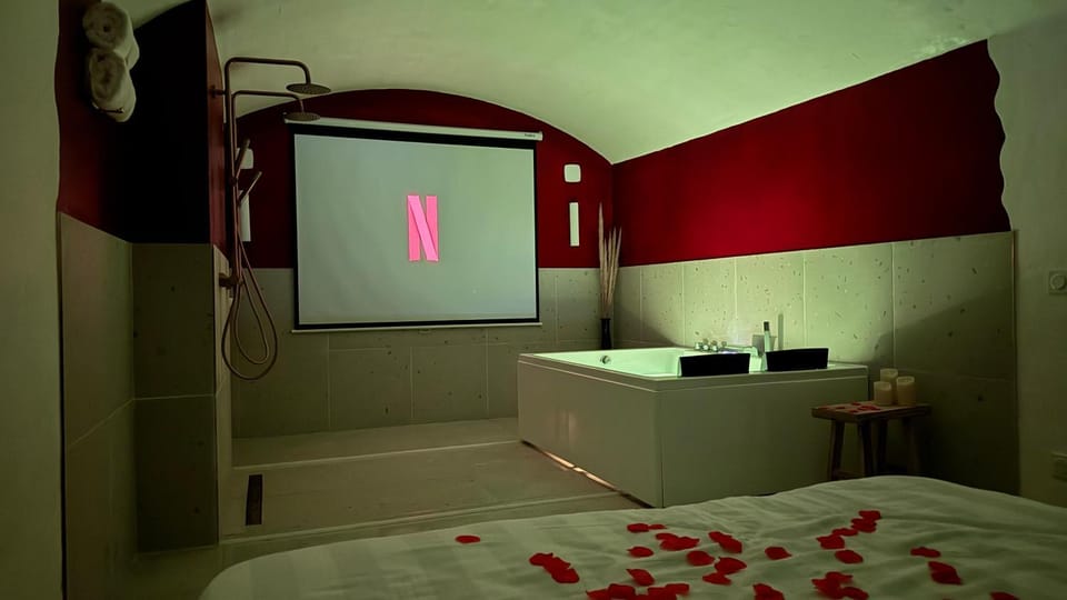 Bed, TV and multimedia, Spa and wellness centre/facilities