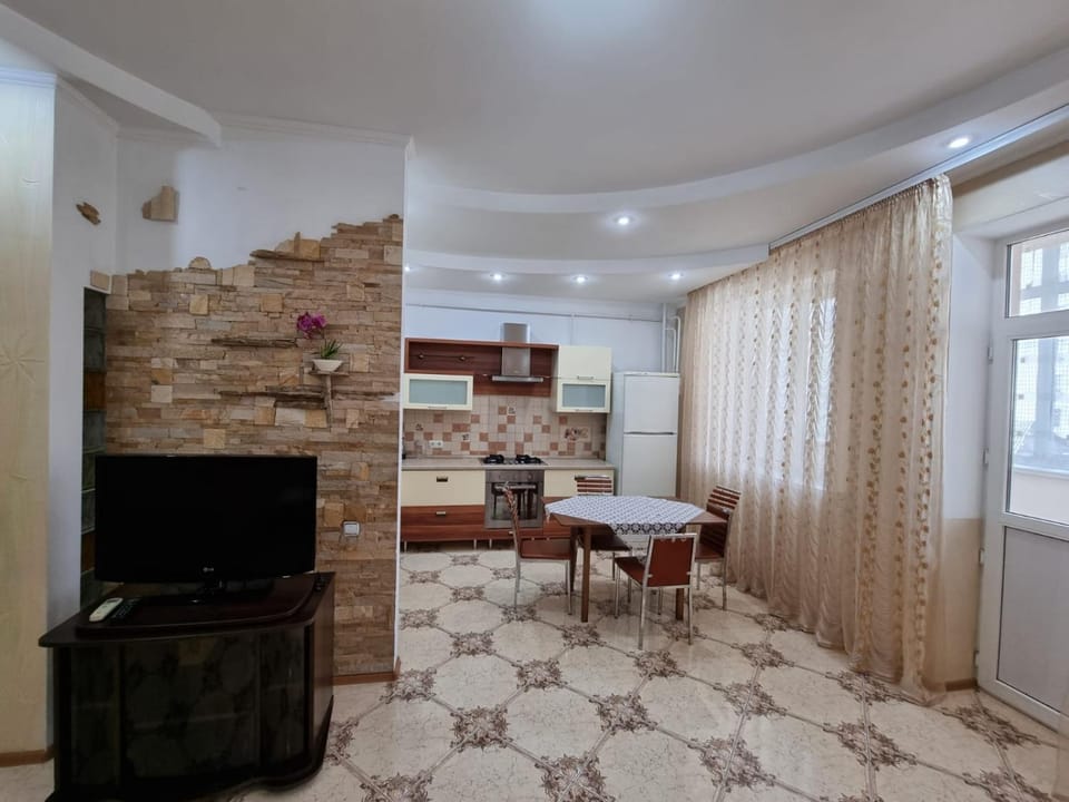 TV and multimedia, Kitchen or kitchenette, Living room, Seating area, Dining area