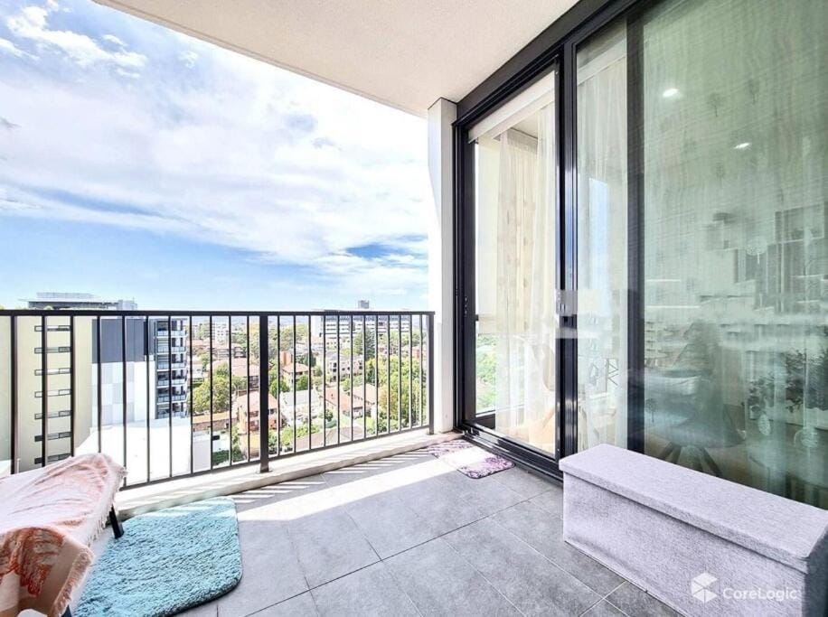 92K Abnb-Style Stunning views with modern One-bedroom Free Street Parking Apartment in Sydney